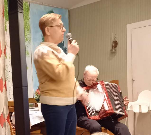 Efter ett par års uppehåll syntes det hur glädjen spratt i kroppen när ordföranden Anne-Sofie tog ton till dragspelsmusiken. Som traditionen bjuder var det Leif som stod för spelandet.