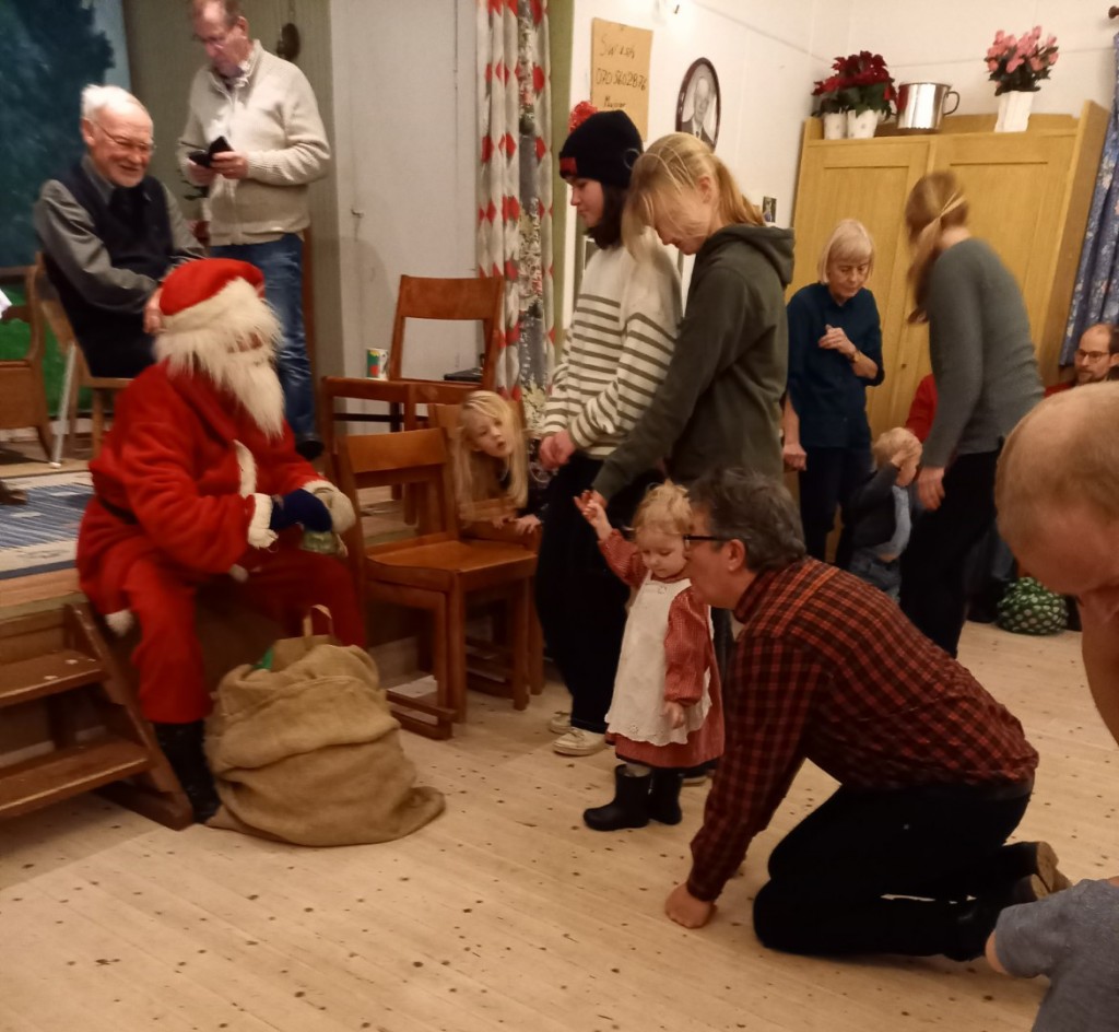 Allt från Karusellen till Björnen sover dansades åter innan tomten tyckte att barnen var värda en liten påse. Någon försökte visst spela liten i barnaskaran men det gick inte den uppmärksamma tomten på.