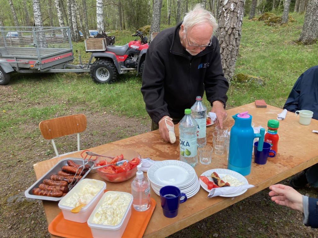För att sedan avsluta med grillad korv och potatissallad