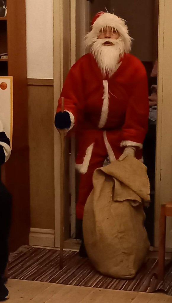 Tomten undrade var alla hade varit de senaste två åren, när han varit förbi bygdegården och ingen var där och väntade på honom, men det tog han igen nu.