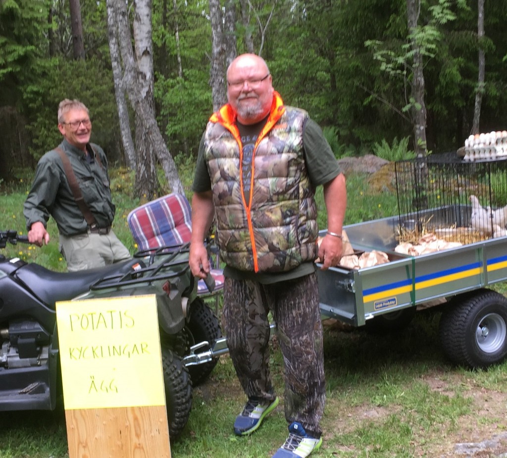 Glada försäljare - här kunde man köpa både potatis och ägg