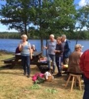 Britt-Marie visar hur man går med "pekare" , och känner var jordens linjer går