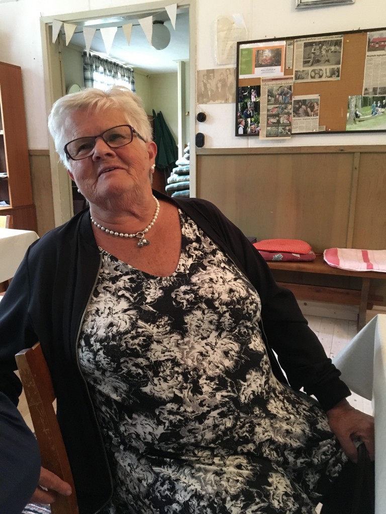 Första gästen på våffelserveringen  när den öppnades för sommaren. Ingalill Pettersson som gärna kommer och tar sig en våffla och pratar lite.