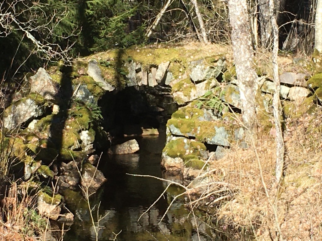 Den gamla stenbron påminner om gamla tider