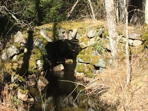 Den gamla stenbron påminner om gamla tider