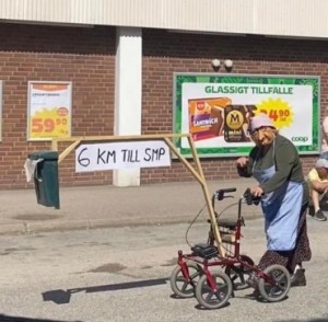 Här kommer de från traktens alla hörn för att hämta sin tidning